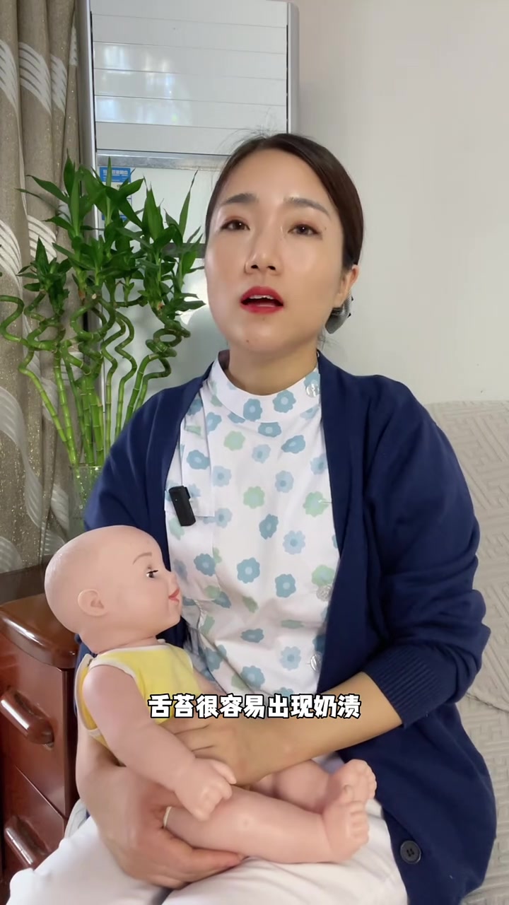 月子里开始就要给宝宝做好口腔清洁了,不然会导致宝宝舌苔白厚,有口气,诱发鹅口疮能问题