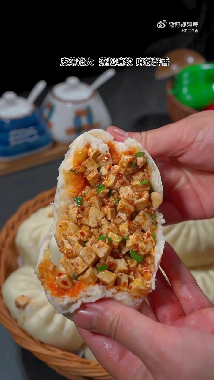 美食武汉 麻辣豆腐包子,这样做麻辣鲜香,皮薄馅多。个个蓬松暄软,一出锅就炫了(不二日食)