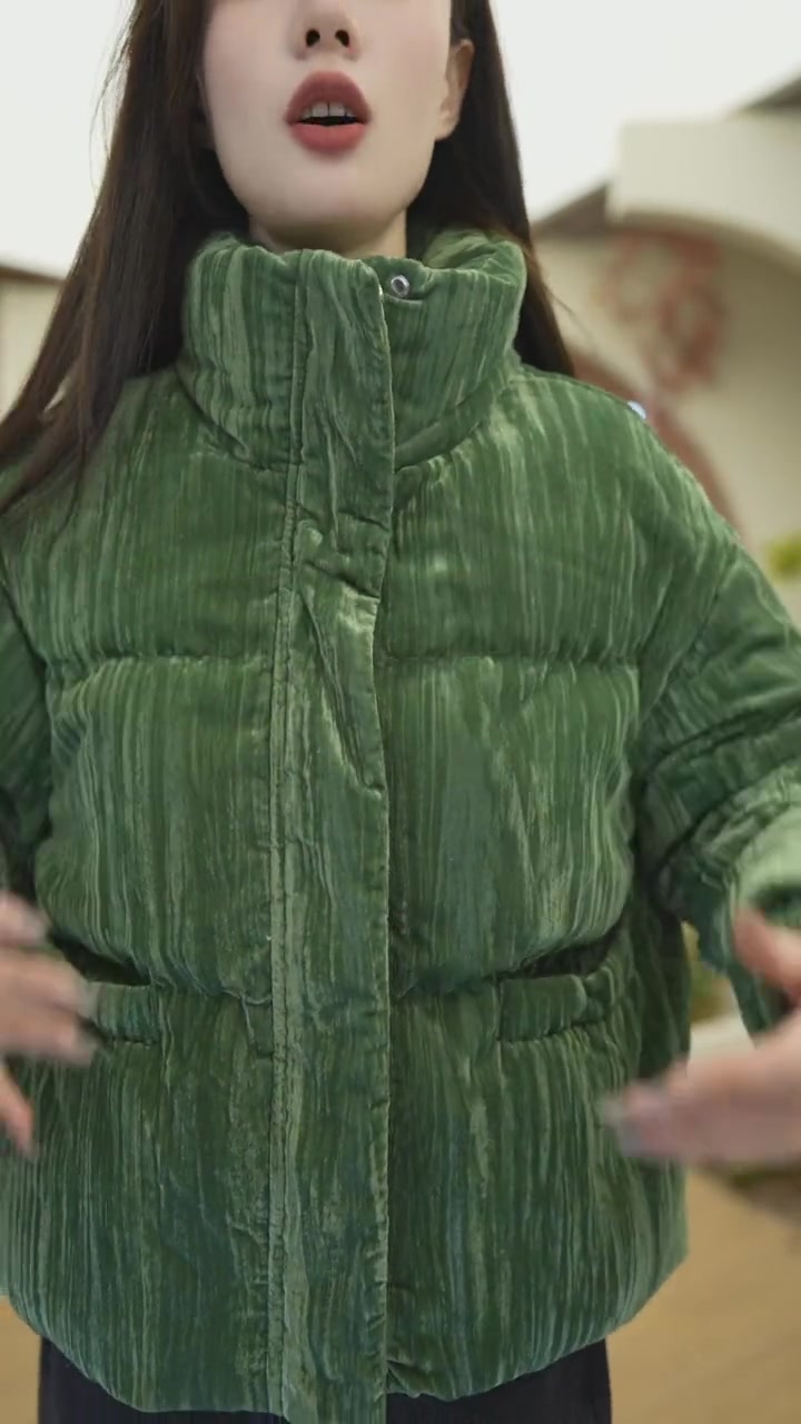 丝绒吸睛羽绒服,小短款面包服版型包容性超好,90优质大朵绒填充温暖加倍哦~ 热力感穿搭 热