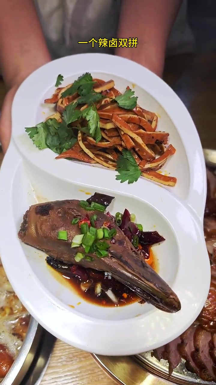 御喜烤鸭暖冬超值四人餐来了,一家人来吃的宝藏店铺,赶紧冲 北京烤鸭 御喜烤鸭 脆皮烤鸭 果