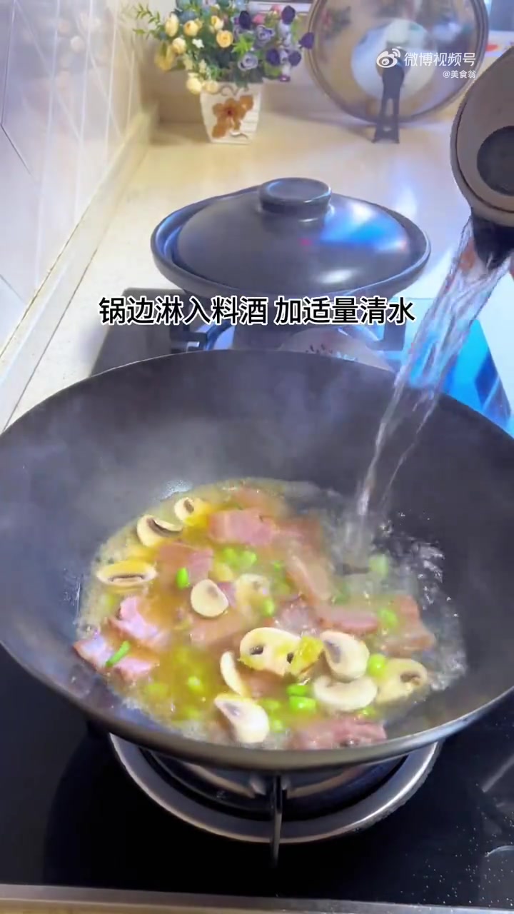 美食 当百叶结吸饱了咸肉的汤汁,那是真的鲜美好吃咸肉百叶煲 舌尖上的中国