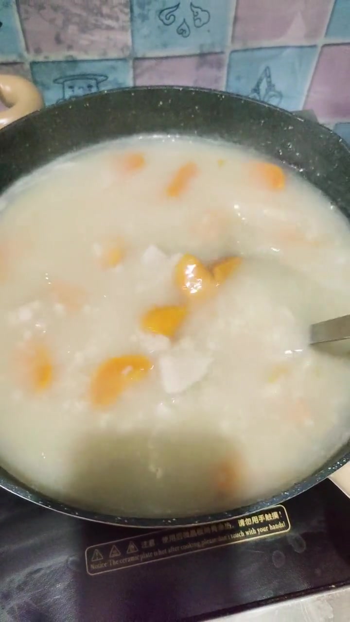 南方的朋友应该没有喝过这个吧?好久没有喝了红薯疙瘩汤,小时候的最爱,不过喝不出小时候的味道