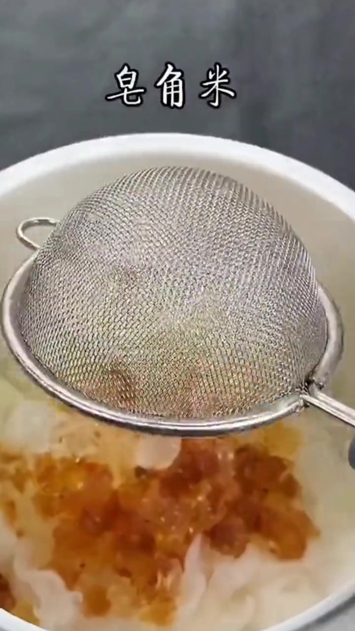 这样做的桃胶雪燕皂角米,软糯香甜,真是太好喝了 桃胶雪燕皂角米 银耳羹 桃胶雪燕皂角羹 美
