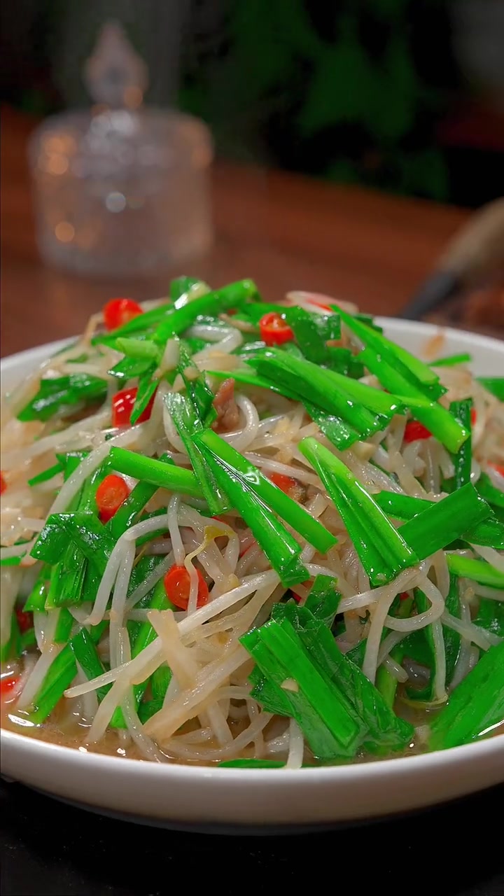 韭菜炒绿豆芽 韭菜炒绿豆芽好看又好吃,喜欢的赶紧在家安排起来吧 韭菜炒绿豆芽 家常菜