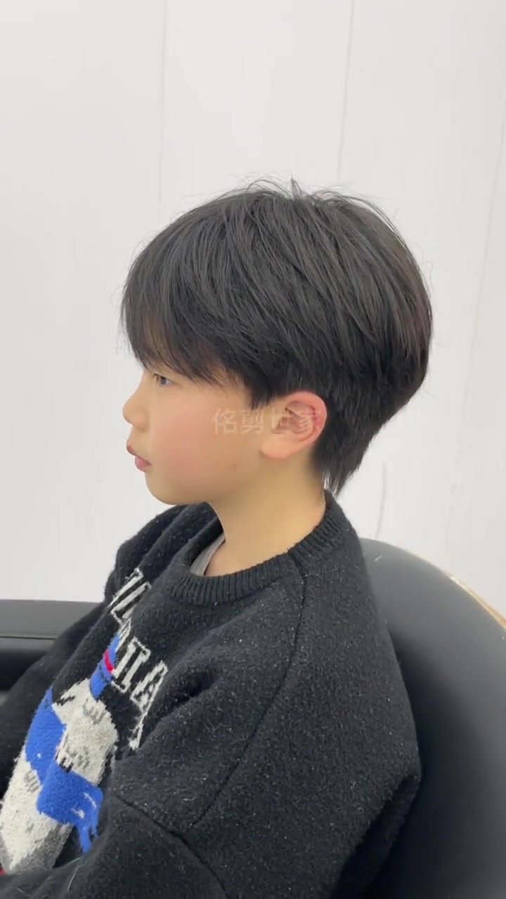 小朋友也知道要变帅一点咯 烫头发前和烫头发后 男生烫发发型推荐 根据脸型设计发型 附近哪里