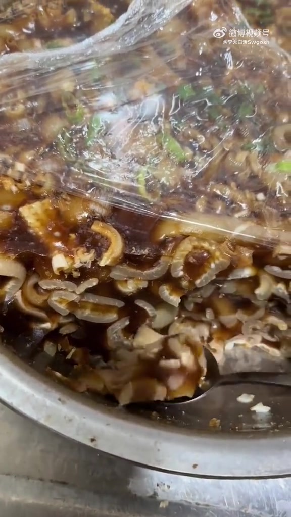 我姥怎么放心把我和猪皮冻放一个屋?小时候姥姥家过年炸酥肉,为了防止我表弟偷吃让我和酥肉睡一