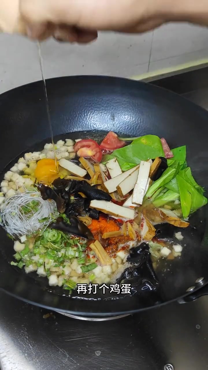 陕西特色美食,牛羊肉泡馍,馍粒劲道,汤香肉烂,我今天吃的是酸辣口的小炒泡馍 这一碗好过瘾 