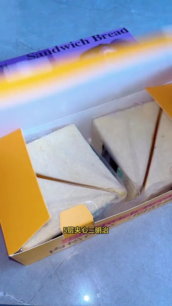 三明治面包片推荐 面包计划三明治 里面有沙拉有肉松特别的好吃,三明治面包