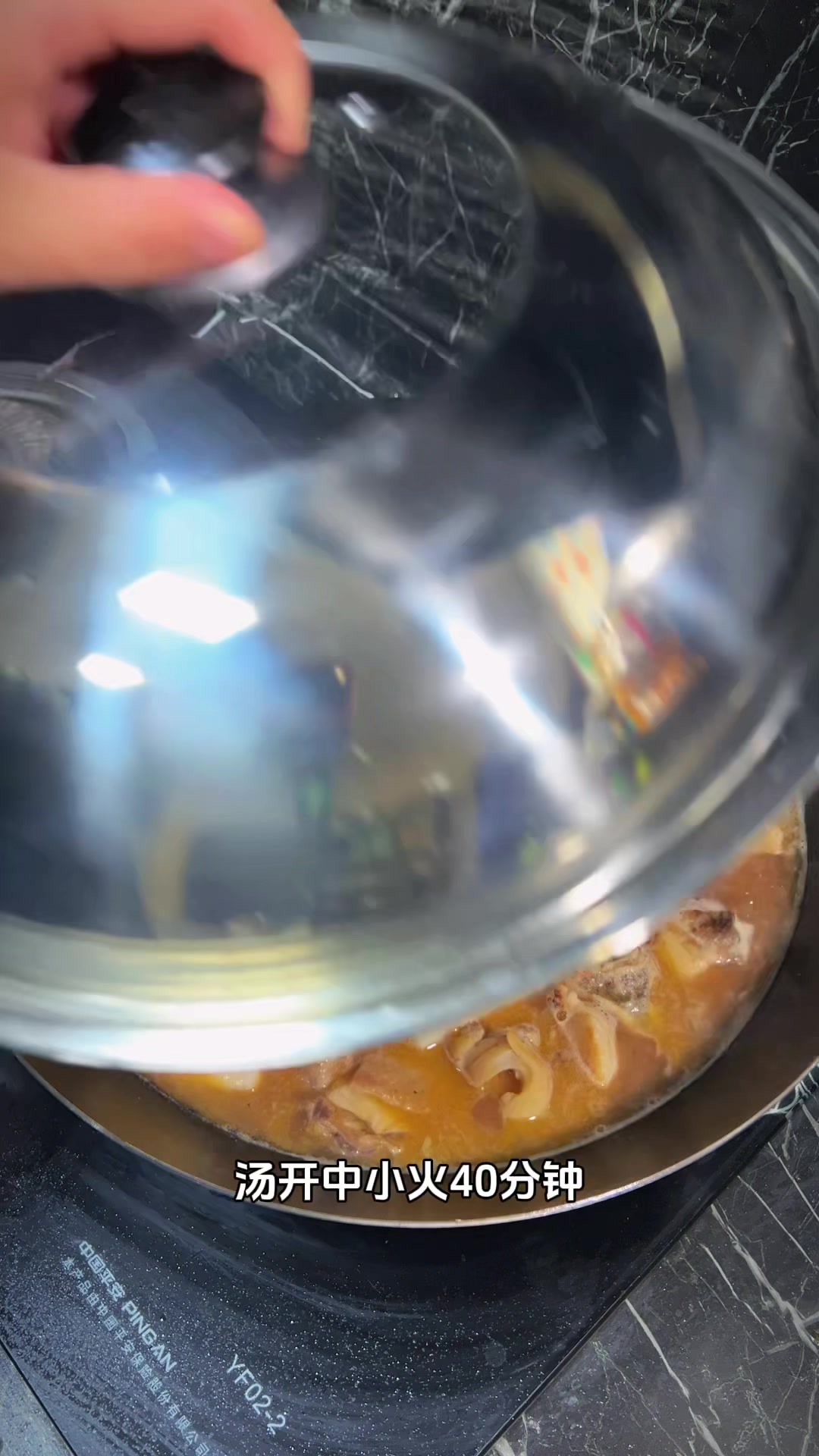 腐乳羊肉煲是一道非常下饭的菜肴,口感鲜美,略带一丝甜味。
