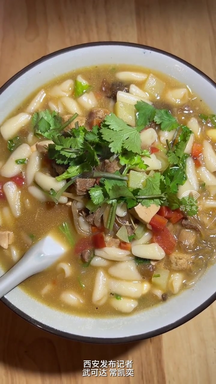 食在西安,这里的美食令人垂涎,小布带你开启一段寻味之旅。今天品味的是陕西忒色美食——骨汤烩