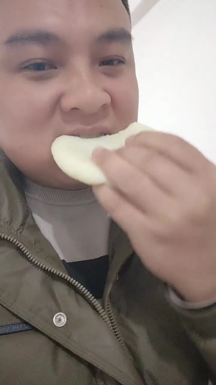 围炉烤火的时候拿一块糍粑出来烤熟以后粘点糖或者辣椒面,那滋味