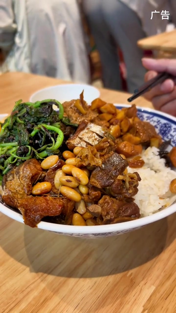 普陀区真光街道,地铁站旁“牛总部贵州黄牛肉馆”20不到就可以吃到有荤有素+水果饮料的18碗