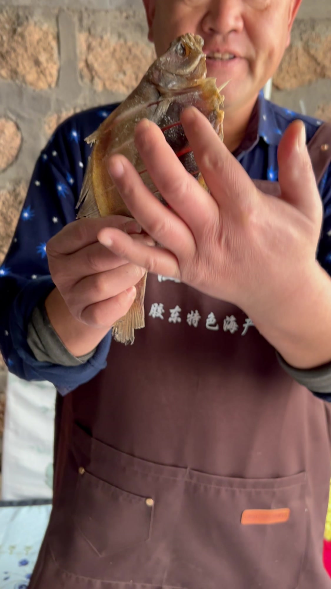 渔民老海今天教大家做一道油泼长脖鱼干,太香了,快快学起来吧