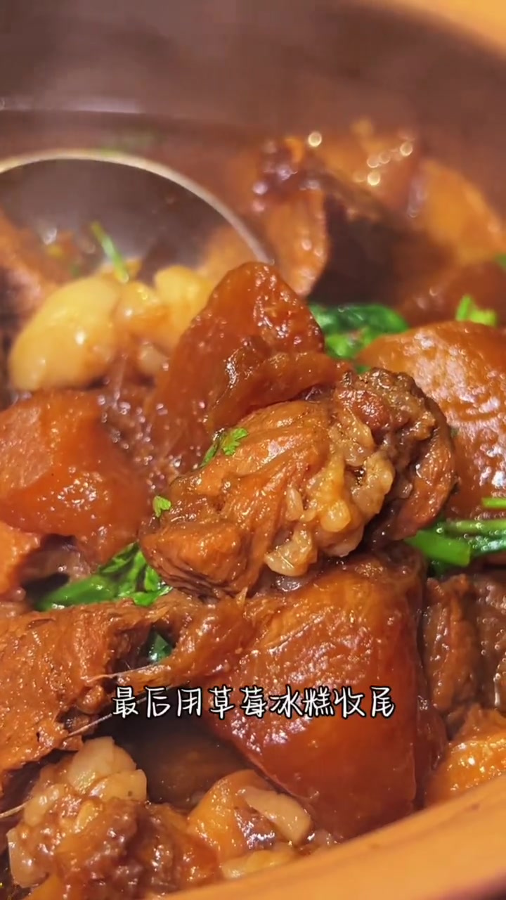 冬天的快乐源泉～火锅涮起来 妈呀太香了 天儿冷吃点啥 冬天当然要吃毛肚火锅 没有什么是一顿