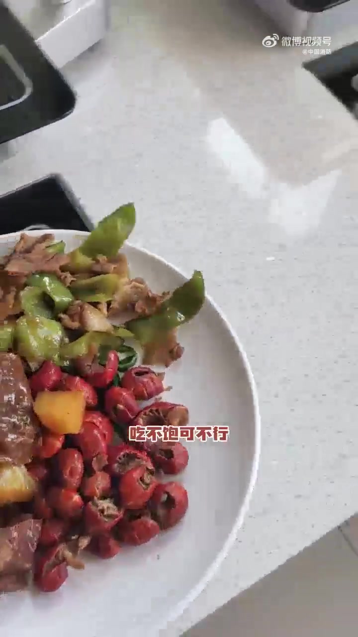 「蓝朋友的食堂没有手抖的打饭勺子」干饭人,干饭魂,快来跟着 天津消防 蓝朋友一起恰饭吧!蓝