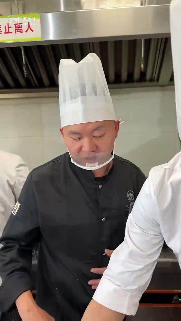 这届老年食堂真卷!楼外楼名厨到家门口做了五道杭帮菜