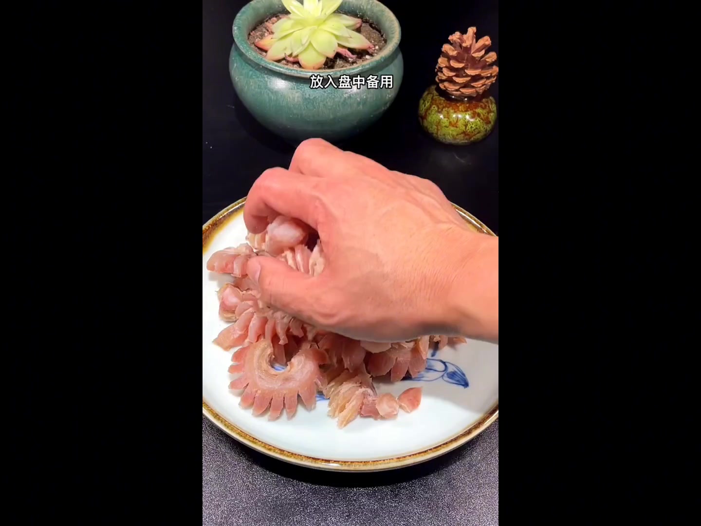 牛鞭汤是一道养生汤品,入口就能感受到它的浓香醇厚 滋补 牛鞭汤
