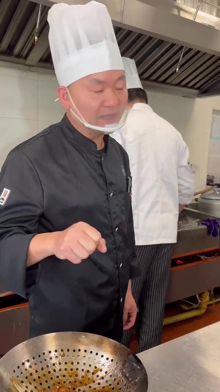 太“卷”啦!杭州这个老年食堂请来楼外楼主厨教做菜!