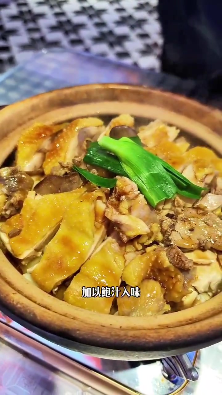 市中心的大排档两位数就可以来吃啦!鲜鸡煲超美味!天儿冷吃点啥 人气美食 打边炉 真材实料才
