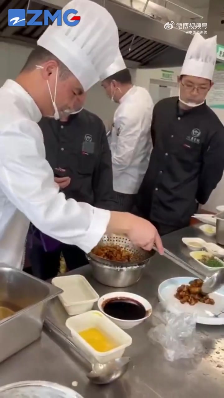 「杭州一老年食堂请名厨教做菜」在家门口就能吃到楼外楼同款经典杭帮菜,杭州西湖区西溪街道溪畔