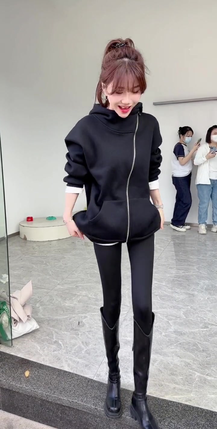 冬天穿卫衣一定要试下鲨鱼裤 加绒加厚不臃肿保暖还显瘦 重点没有外侧线没有尴尬线 谁穿谁好看