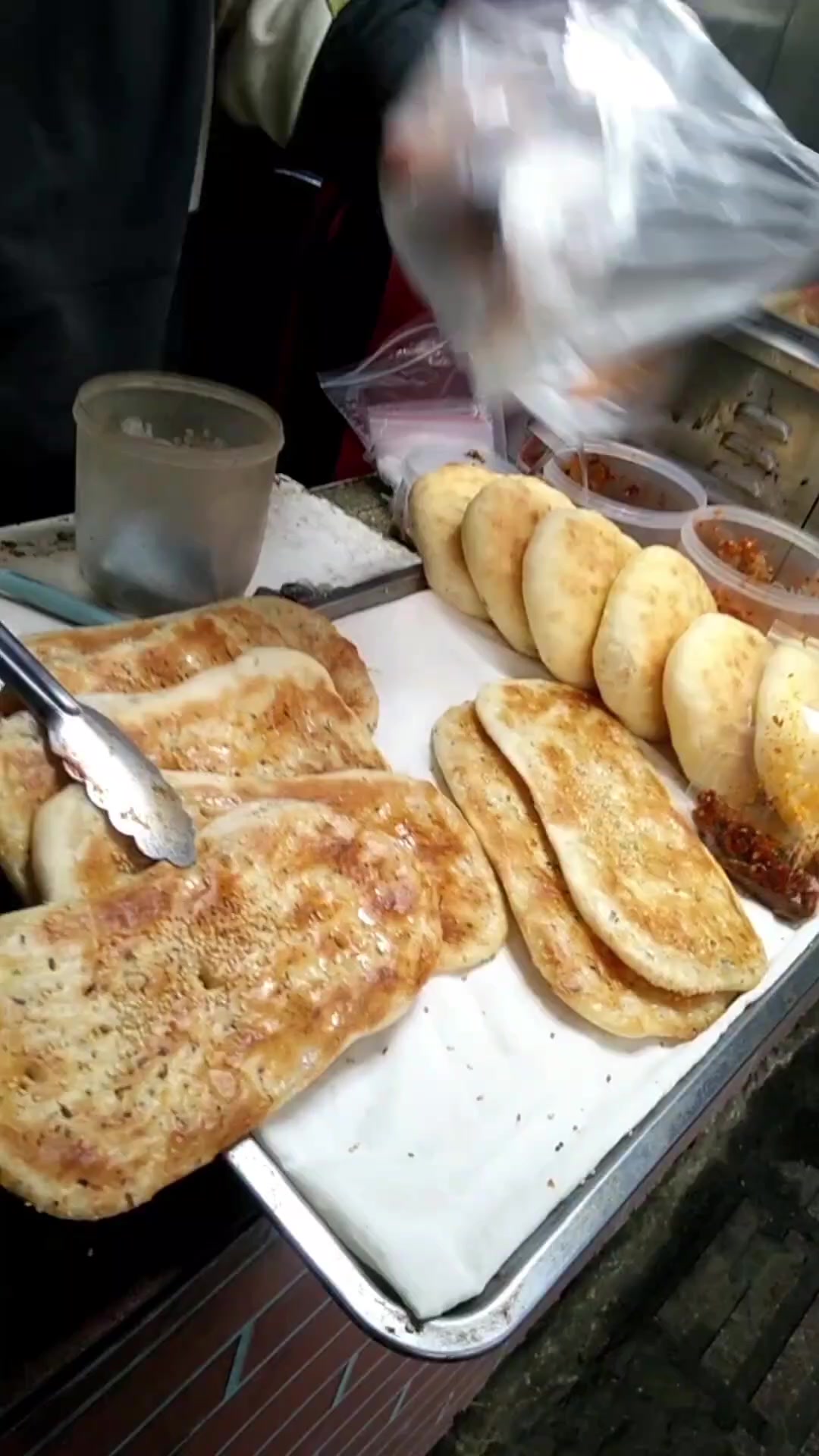 大人小孩都爱吃的油酥烧饼,淮南万达对面向东三百米,香榭华都