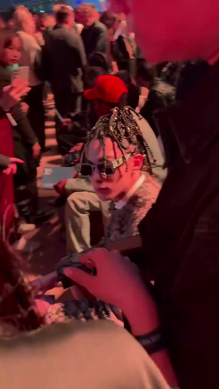 王鹤棣好野的大腿纹身,内娱还有比鹤棣更sexy的男人吗?