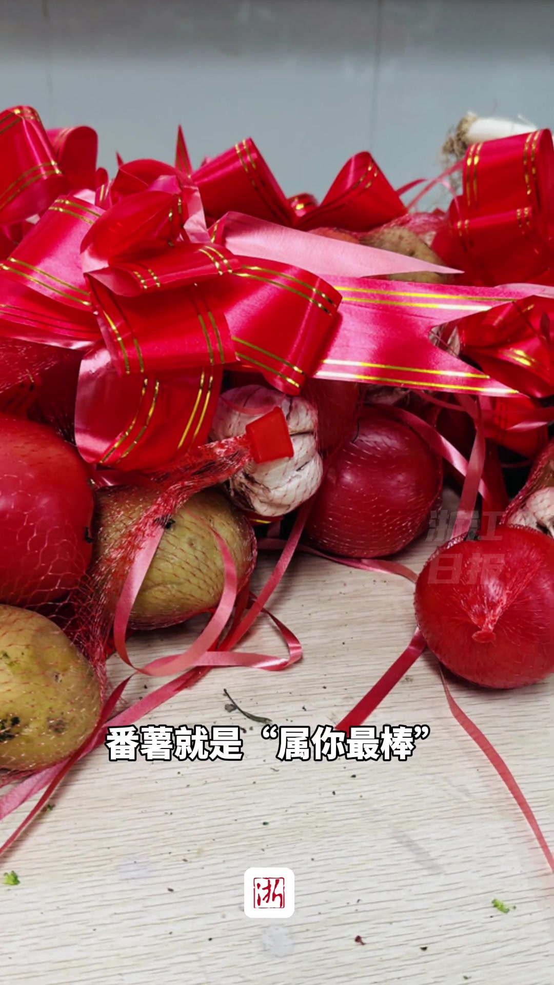 芹菜=勤奋 甘蔗=节节高……为了缓解初三学生的压力,老师自掏腰包发“蔬菜奖励”,太有爱了~