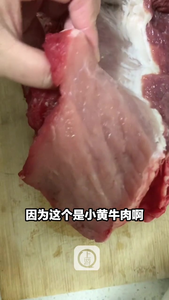 12月2日,湖北武汉,女子买的牛肉切开像猪肉,外面红色里面却是白色的肉,吃起来也没有牛肉的