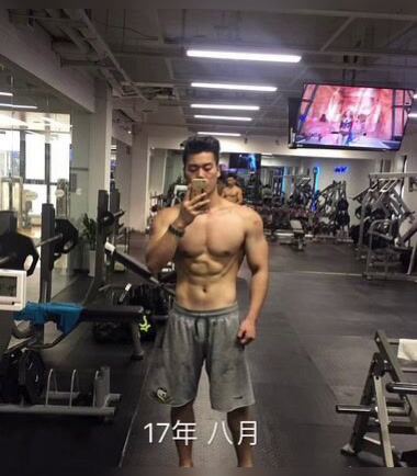 我的经历发出来后,很多曾经像我一样瘦弱的人都请教我如何锻炼、如何饮食、如何变强壮,也有人问