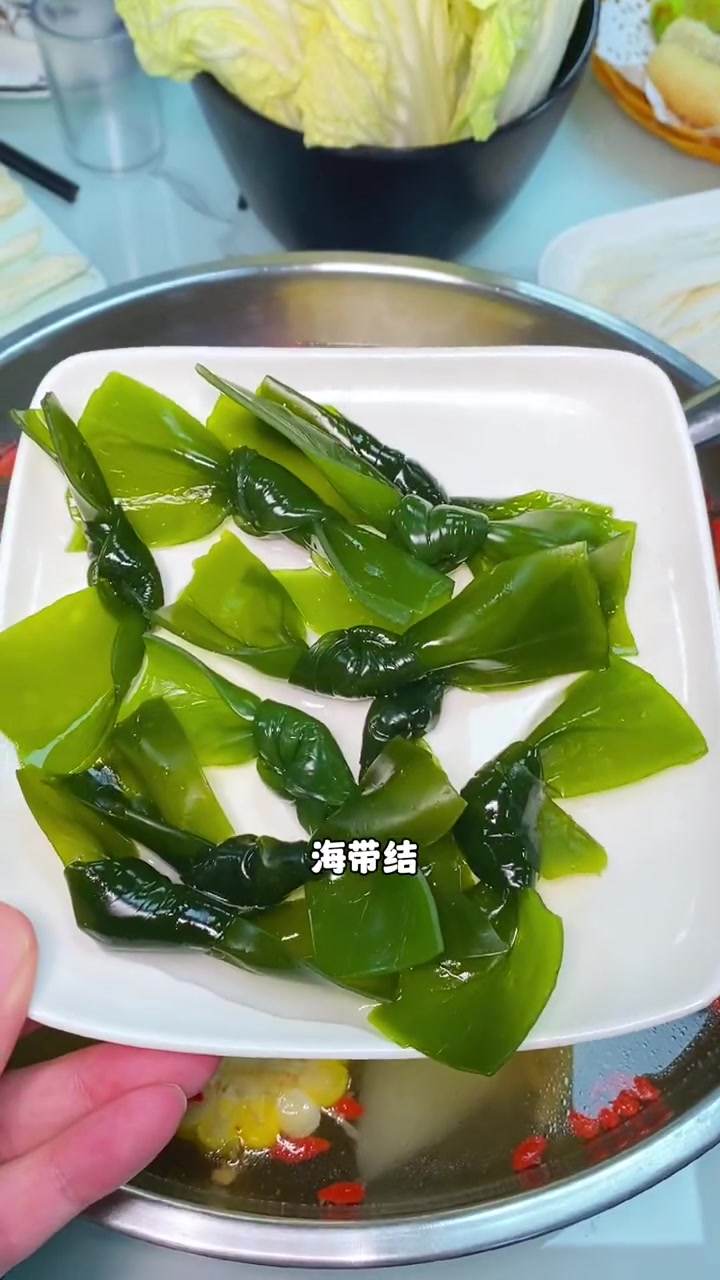 公明广场这家兴新记牛肉火锅,现在团购99.9就可以吃到这一桌4人餐,牛肉又鲜又嫩非常好吃 