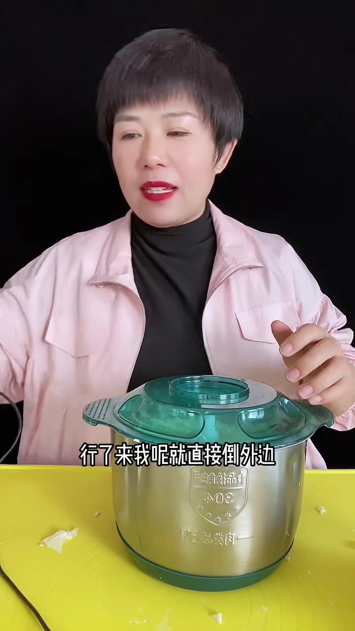 新款绞肉机活动来了,即日起左下角小黄车能拍到的,都是双盆双盖,到手五套刀,还有小刮刀和防滑