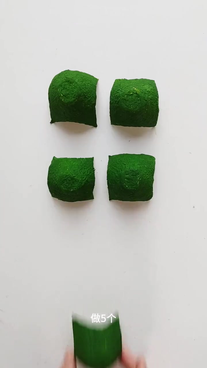 用鸡蛋托来做圣诞树,放在桌上做摆件太可爱了。圣诞节手工 圣诞树 圣诞节的仪式感 亲子手工 