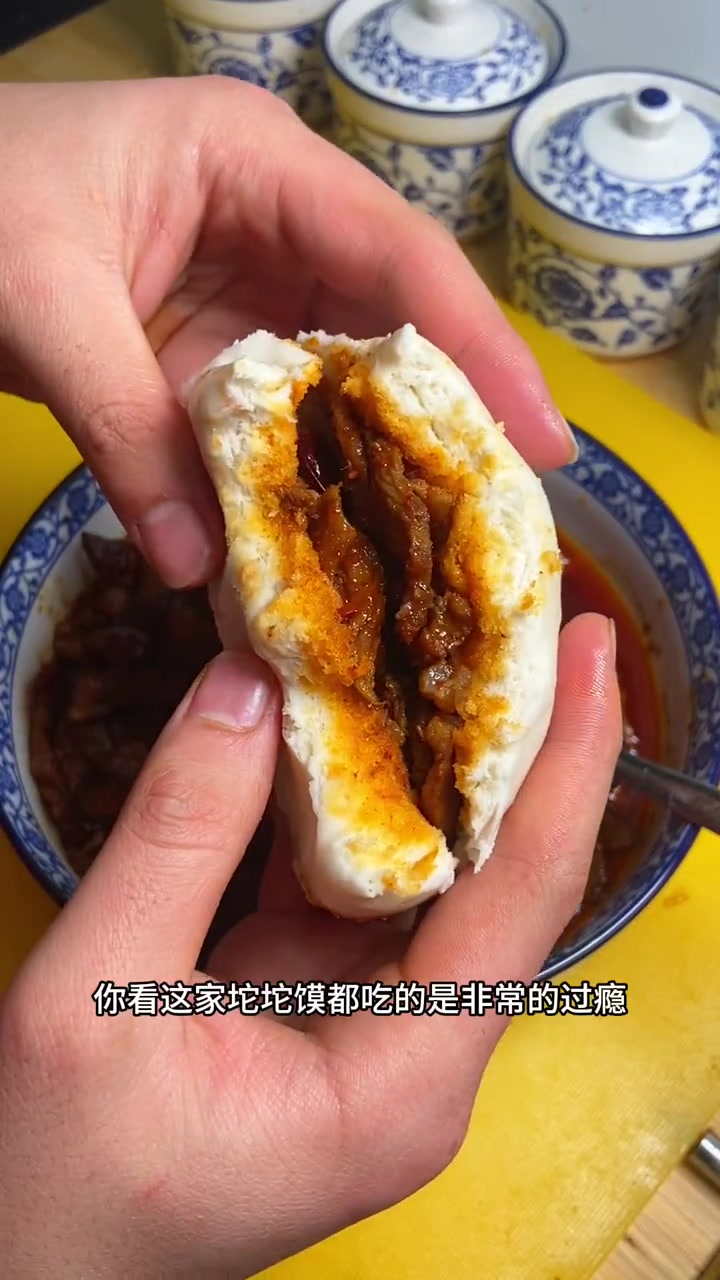 在我们这每家必备的辣子肉夹馍!不管是加蒸馍还是烧饼都非常好吃!肉臊子 辣子肉夹馍