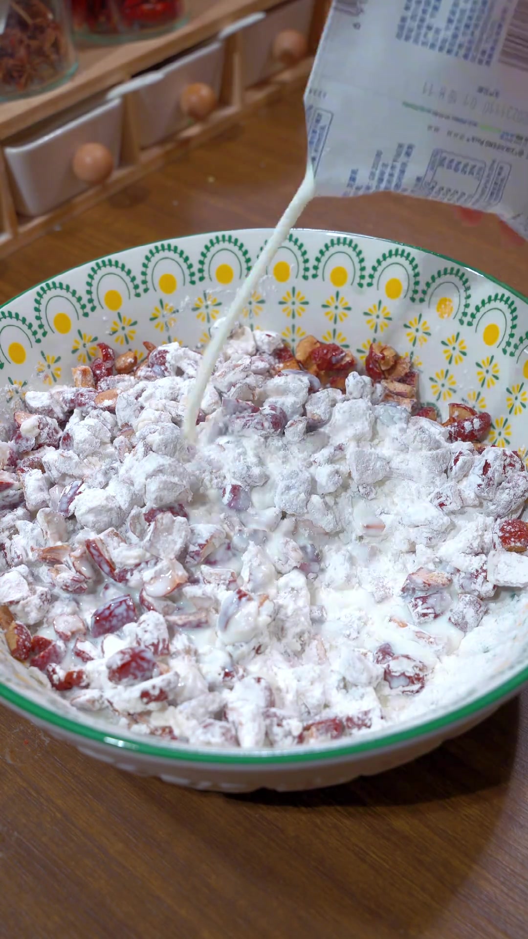 红枣糯米糕,香甜酸糯,喜欢的赶快安排起来吧。红枣糯米糕 软糯香甜 美食 糕点美食 美食教程