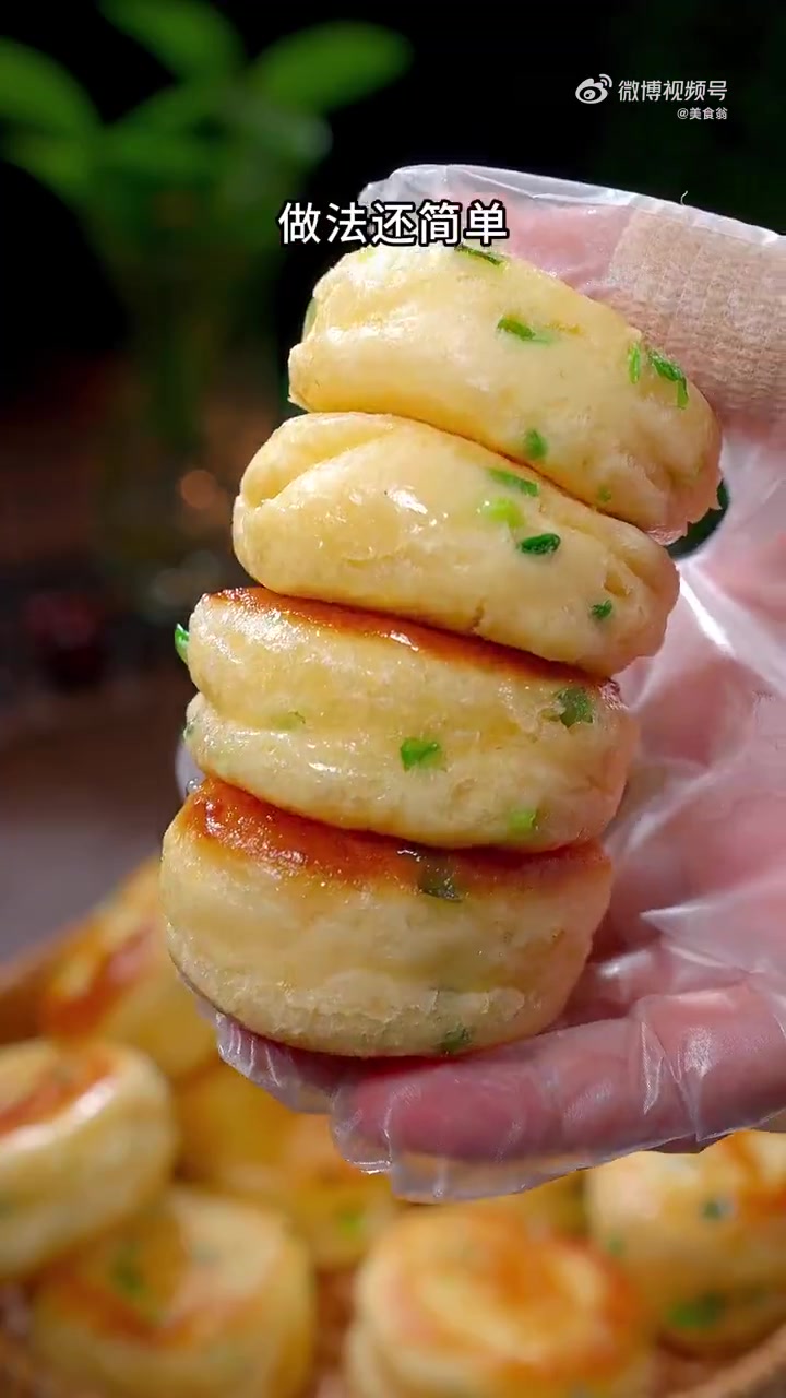 「葱花鸡蛋小饼的做法」用最简单快速的方法,做了一锅葱花鸡蛋小饼,蓬松宣软,特别好吃,新手小