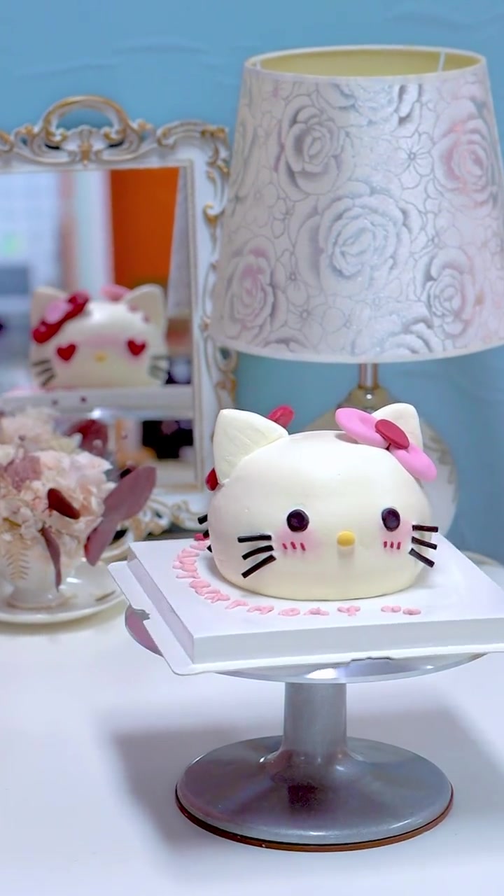 双面kitty蛋糕谁不爱啊!幸福有多少种我不知道,但是有人给买双面kitty蛋糕肯定算是一
