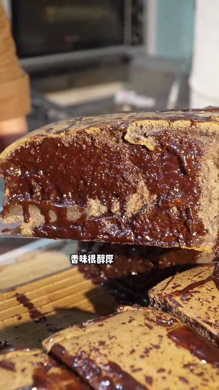 谁能拒绝新鲜出炉的抖臀蛋糕呢 吉姆大师傅 甜品烘焙 现烤现卖