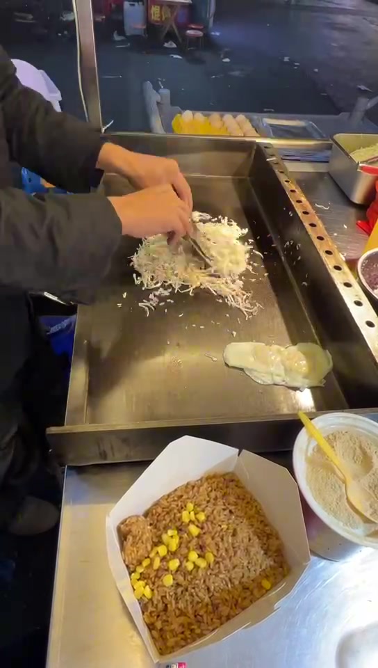 我们用心做好每一份蛋炒饭,摆摊我们是认真的