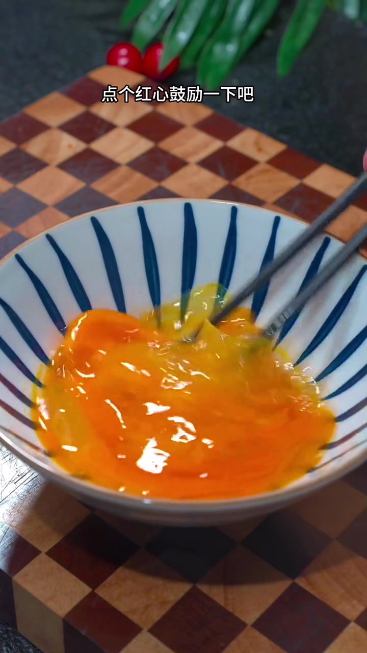 自己做饭,江西的水蒸蛋都是放辣椒的。也叫烹蛋做法简单好吃 江西水蒸蛋 家常饭