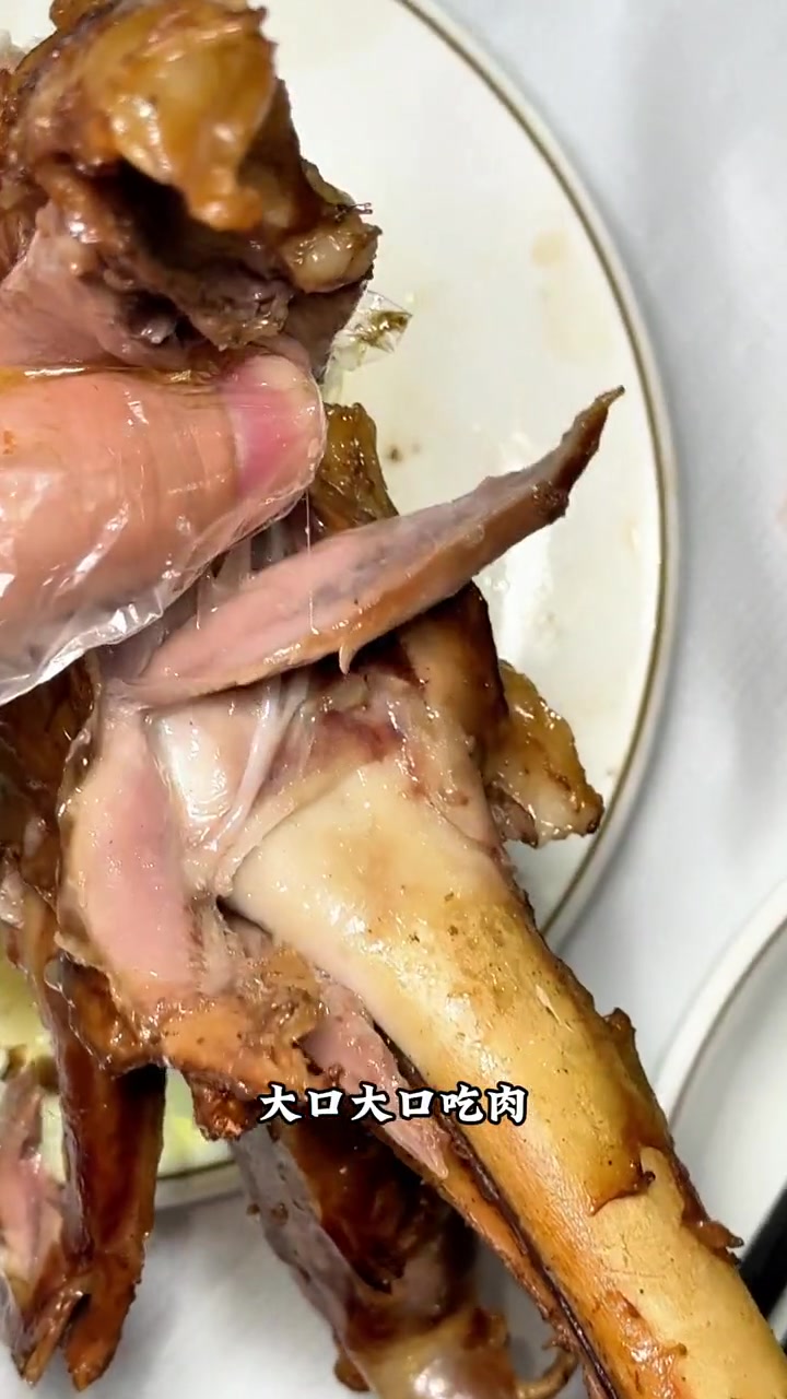 大口吃肉大口喝汤,冬天暖身子必须实现羊棒骨自由 阿伊木鲜羊社 忆口香龙虾 沸腾火锅节