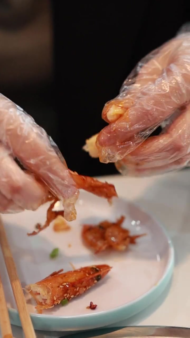 软烂脱骨的鸭爪配上紧实弹牙的大虾简直就是绝配!关键量还大～涑水小镇步行街入口有一家口碑好的