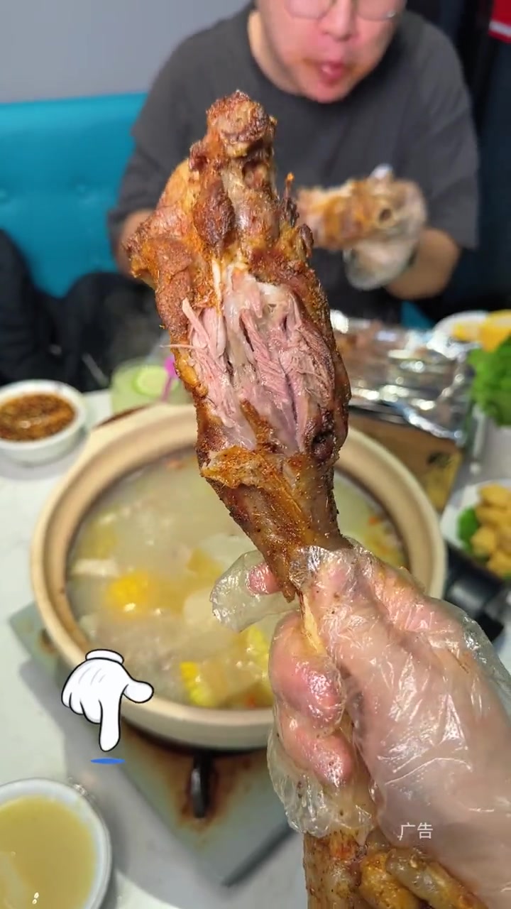双阳支路上的土砂锅羊肉炉!连筋带肉的羊肉就是好吃!大口吃肉 阿成 快来一起尝个鲜 吃肉我们