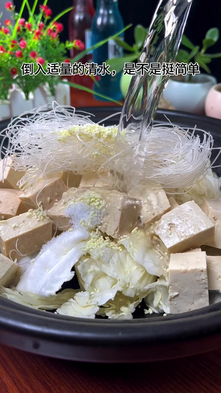 今天这个菜简单明了,白菜炖豆腐汤清淡爽口,做起来简单吃起来暖暖的 美食教程 学会快去试试吧