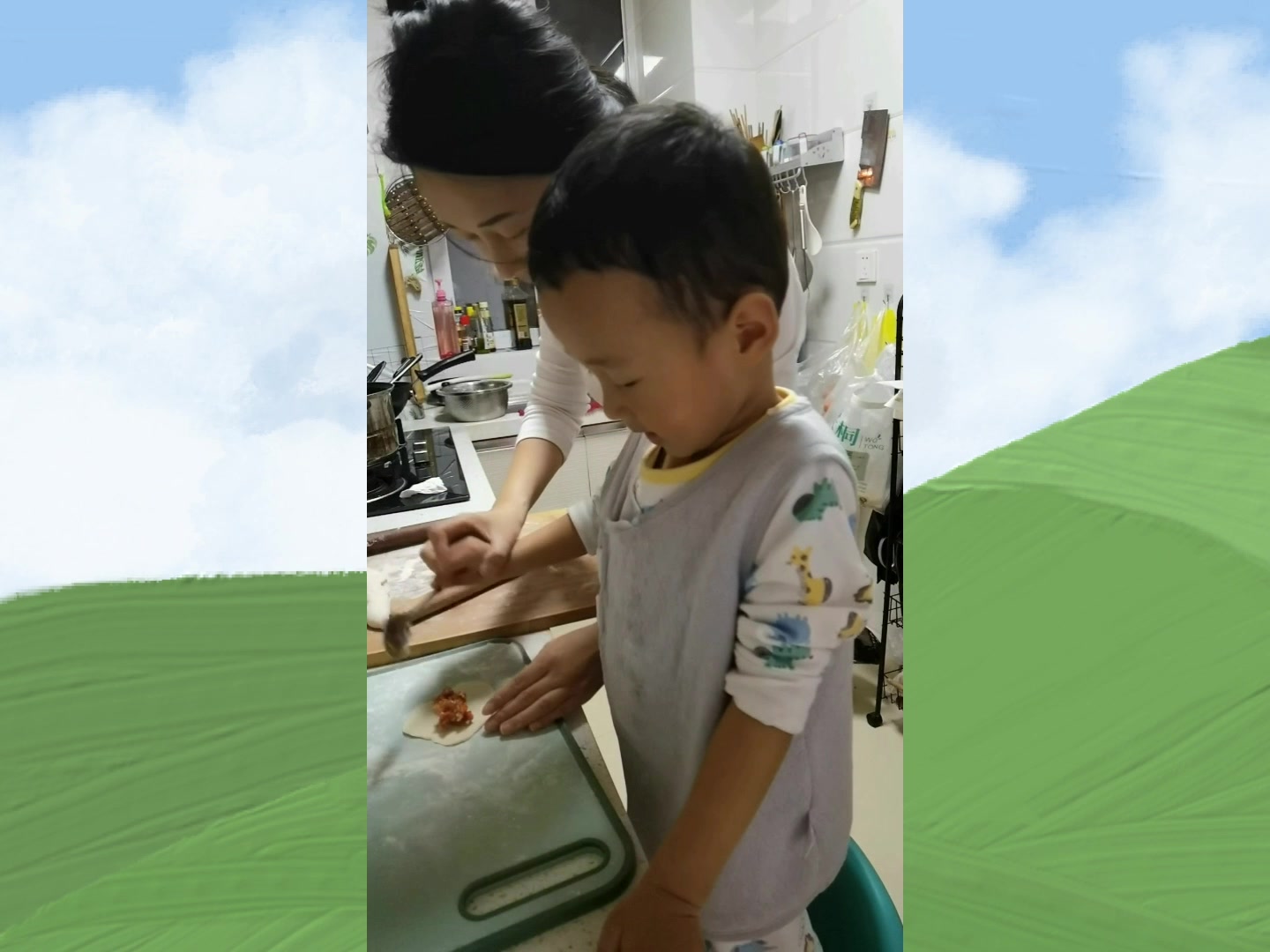 宝贝第一次给爸爸包饺子美味分享