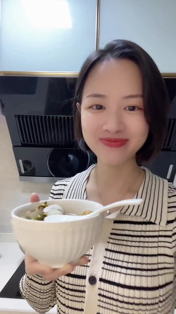 石斛麦冬猪骨汤 滋补养生 喝出好气色