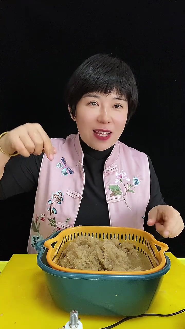 可以绞酸菜,新款绞肉机活动来了,即日起左下角小黄车能拍到的,都是双盆双盖,到手五套刀,还有