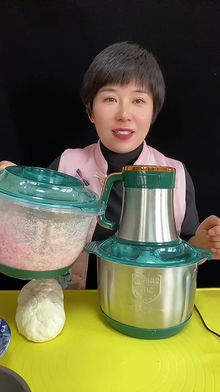 新款绞肉机活动来了,即日起左下角小黄车能拍到的,都是双盆双盖,到手五套刀,还有小刮刀和防滑