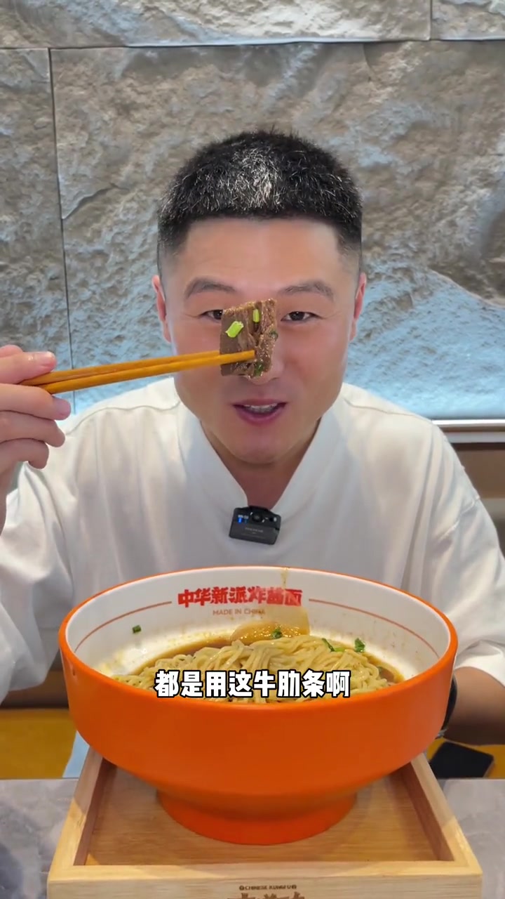 13.8一碗的炸酱面 面和酱还可以无限续 吃到饱为止 吉道功炸酱面 面食  阿魏大麦矩阵 