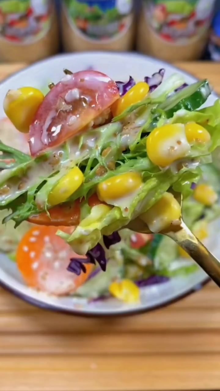 这个大桶的 沙拉酱 实惠又好吃,平常不管是做 蔬菜沙拉 水果沙拉 土豆沙拉 都是非常的赞 